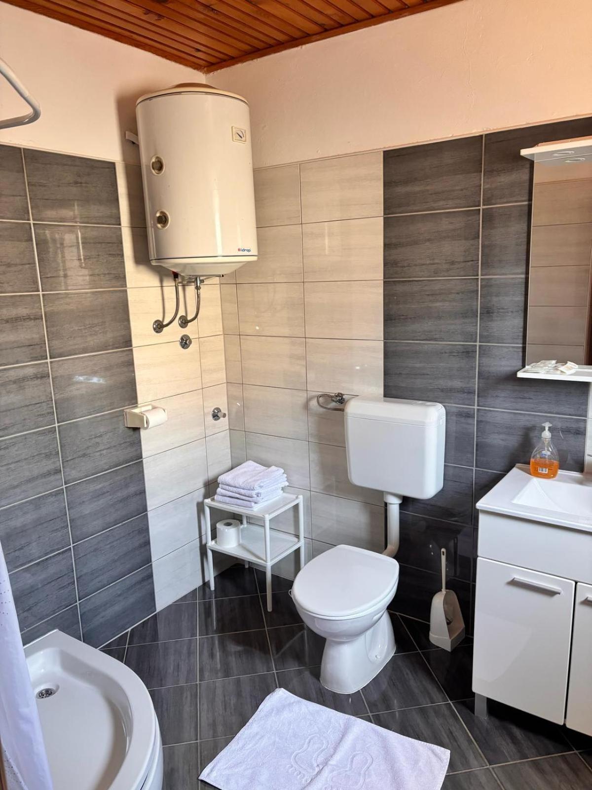 Ruza I Natalija Apartment Karlobag Exterior photo