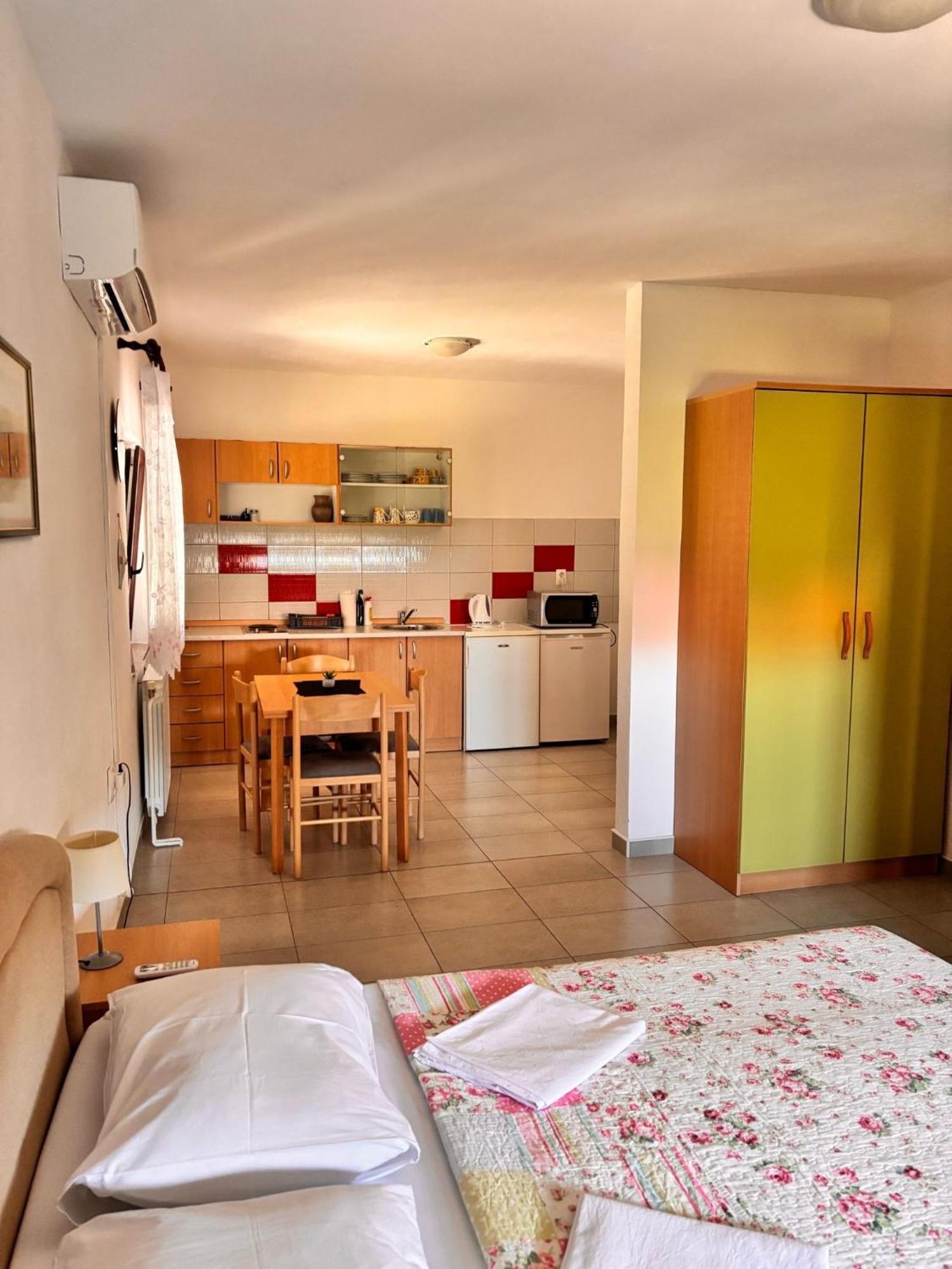 Ruza I Natalija Apartment Karlobag Exterior photo